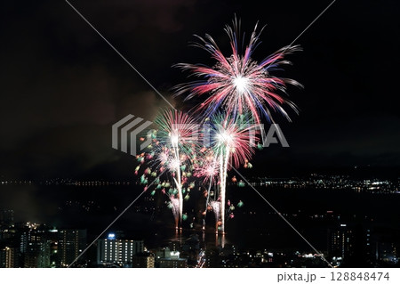 湖畔の諏訪湖花火大会 128848474