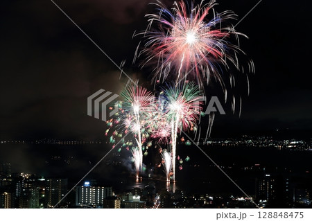 山から見下ろしてみた諏訪湖花火大会 山から見下ろしてみた諏訪湖花火大会 128848475
