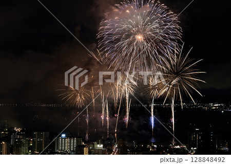 夏の夜空を彩る花火 128848492