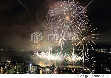 湖畔の街灯りと諏訪湖花火大会 128848494
