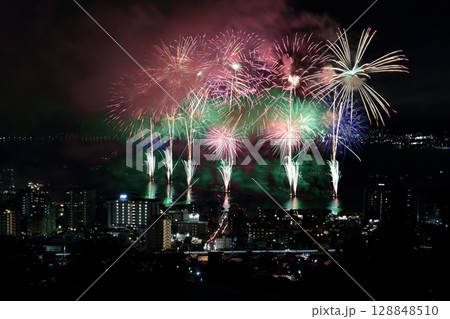 湖畔の街灯りと諏訪湖花火大会 湖畔の街灯りと諏訪湖花火大会 128848510