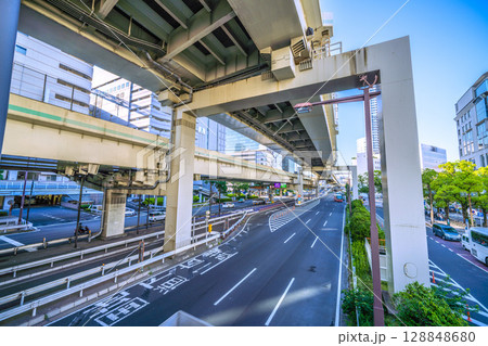 日本の横浜都市景観 横浜駅東口歩道橋から東口ロータリー出口や首都高ETC専用入口などを望む 日本の横浜都市景観 横浜駅東口歩道橋から東口ロータリー出口や首都高ETC専用入口などを望む 128848680