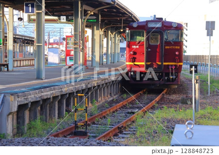 函館駅に停車する道南いさりび鉄道 キハ40系車両 濃赤色 函館駅に停車する道南いさりび鉄道 キハ40系車両 濃赤色 128848723