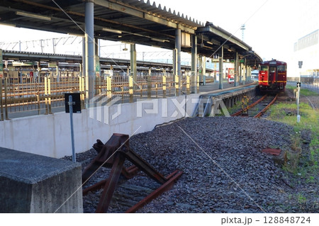 函館駅に停車する道南いさりび鉄道 キハ40系車両 濃赤色と終端の車止め 128848724