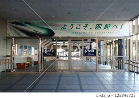 JR北海道 函館駅のホームのりば方面の風景 128848725