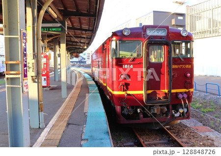 函館駅に停車する道南いさりび鉄道 キハ40系車両 濃赤色 128848726