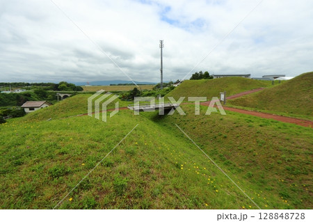 志苔館の空堀風景、函館空港方面の景色(北海道函館市) 志苔館の空堀風景、函館空港方面の景色(北海道函館市) 128848728