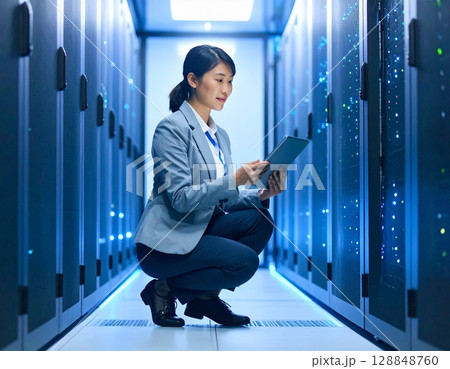サーバールームで作業する女性 128848760