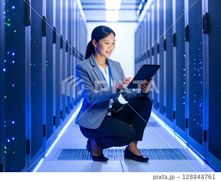 サーバールームで作業する女性 128848761