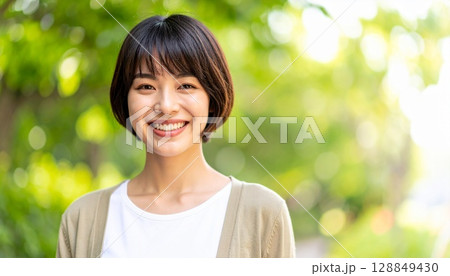 笑顔の若い女性 笑顔の若い女性 128849430