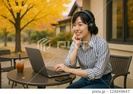 カフェのテラス席でノートパソコンを使う女性 128849647