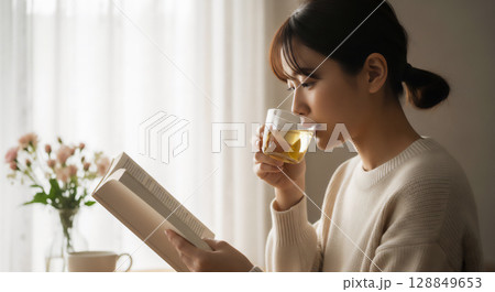 リラックスタイムの女性、温かい飲み物と過ごす穏やかなひととき 128849653
