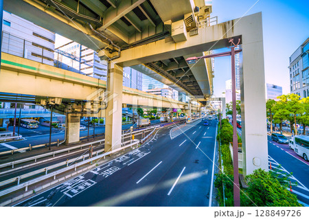 日本の横浜都市景観　横浜駅東口歩道橋から東口ロータリー出口や首都高ETC専用入口などを望む 128849726