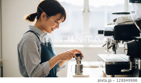 コーヒーショップで働く若い女性スタッフ 128849986