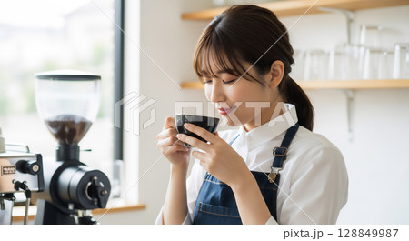 コーヒーショップで働く若い女性スタッフ 128849987