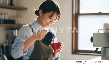 コーヒーショップで働く若い女性スタッフ 128849989