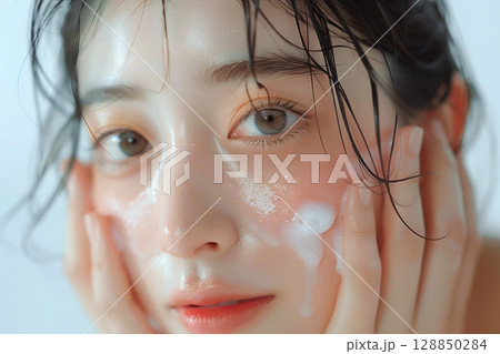 洗顔をしている美肌日本人ヘアメイクスタイル 美人女性像を生成AIで表現（横写真） 128850284