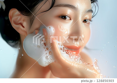 洗顔をしている美肌日本人ヘアメイクスタイル 美人女性像を生成AIで表現（横写真） 128850303