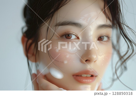 洗顔をしている美肌日本人ヘアメイクスタイル 美人女性像を生成AIで表現（横写真） 128850318