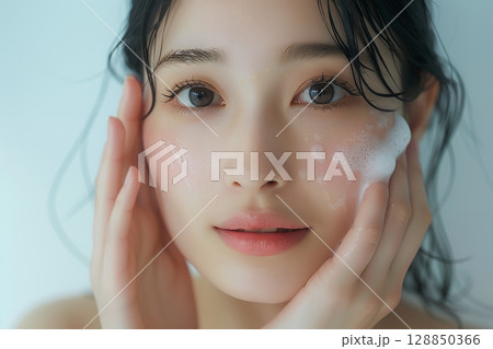 洗顔をしている美肌日本人ヘアメイクスタイル 美人女性像を生成AIで表現（横写真） 128850366