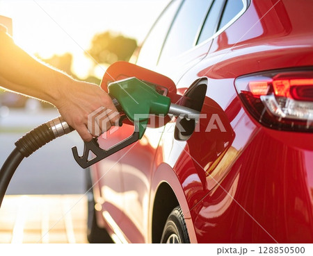 車に給油する手元 ガソリンスタンド 車に給油する手元 ガソリンスタンド 128850500