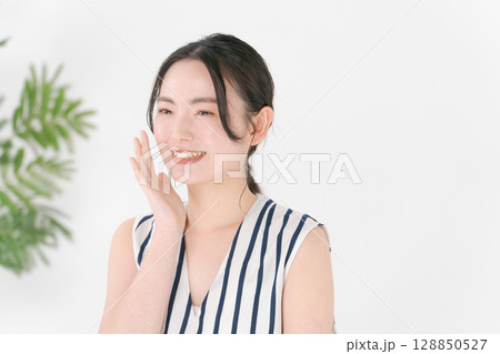 スキンケアをする若い女性 スキンケアをする若い女性 128850527