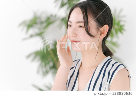 スキンケアをする若い女性 スキンケアをする若い女性 128850636