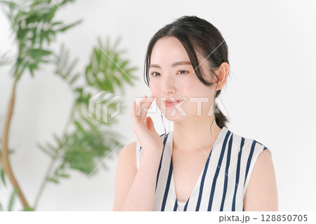 スキンケアをする若い女性 スキンケアをする若い女性 128850705