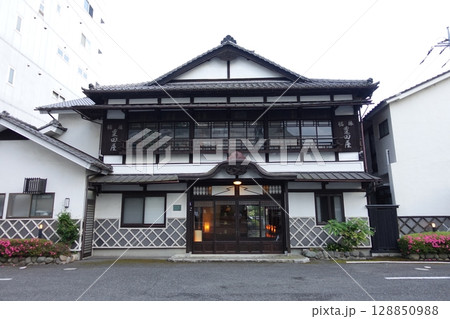 高崎市にある登録文化財、木造の旅館の豊田屋旅館本館 高崎市にある登録文化財、木造の旅館の豊田屋旅館本館 128850988