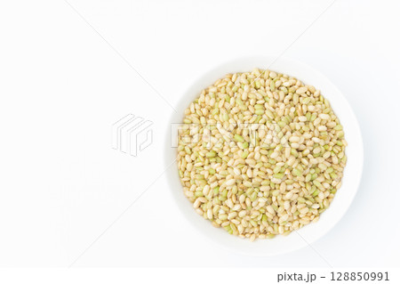 白背景にお皿に入った緑米 128850991