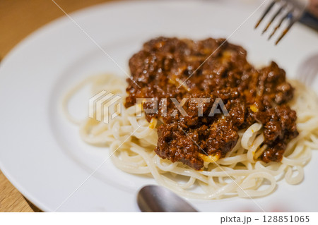 パスタ　ミートソーススパゲティ　 128851065