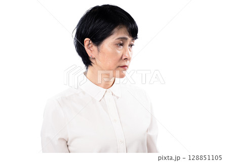 ぼんやりやつとしてやつれた印象のシニア女性 ぼんやりやつとしてやつれた印象のシニア女性 128851105