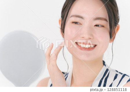 スキンケアをする若い女性 128851118