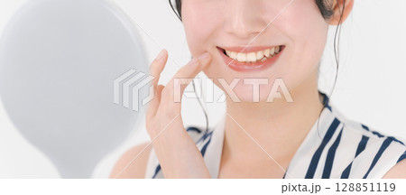 スキンケアをする若い女性（バナー） 128851119