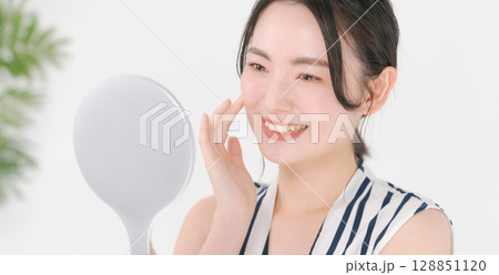 スキンケアをする若い女性（バナー） 128851120