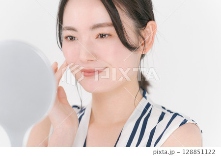 スキンケアをする若い女性 128851122