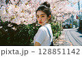 桜に囲まれた美しい日本人の女性ポートレート 128851142