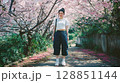 桜に囲まれた美しい日本人の女性ポートレート 128851144