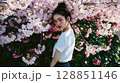 桜に囲まれた美しい日本人の女性ポートレート 128851146