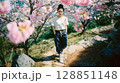 桜に囲まれた美しい日本人の女性ポートレート 128851148