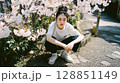 桜に囲まれた美しい日本人の女性ポートレート 128851149