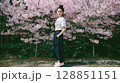 桜に囲まれた美しい日本人の女性ポートレート 128851151