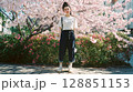 桜に囲まれた美しい日本人の女性ポートレート 128851153