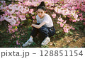 桜に囲まれた美しい日本人の女性ポートレート 128851154