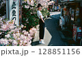 桜に囲まれた美しい日本人の女性ポートレート 128851156