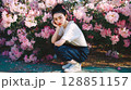 桜に囲まれた美しい日本人の女性ポートレート 128851157