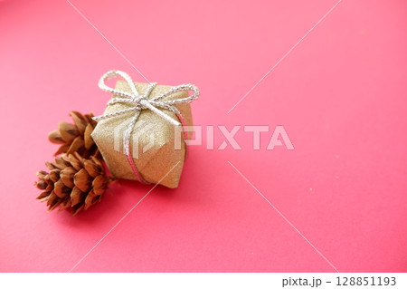 ピンクのクリスマスイメージ 128851193