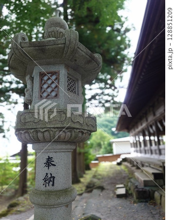 神社にある石灯籠 神社にある石灯籠 128851209