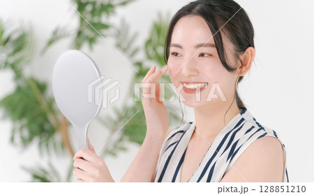 スキンケアをする若い女性 スキンケアをする若い女性 128851210