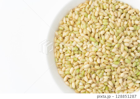 お皿に入った緑米のクローズアップ 128851287